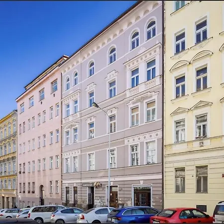 Cosy In Vibrant Area 2 Metro Stops From Prague's Hisorical Centre *